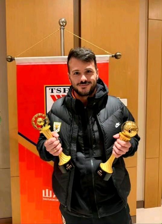 瓦科收到上赛季中超最佳球员、银靴奖杯！
瓦科在上赛季中超官方评选中，获得最佳球员