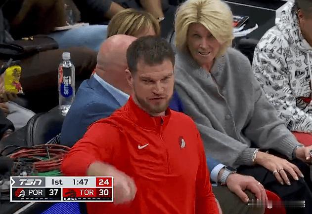 斯普利特偷着乐！今天吃饺子，杨瀚森可以多打打了，三分神准



斯普利特今天可开