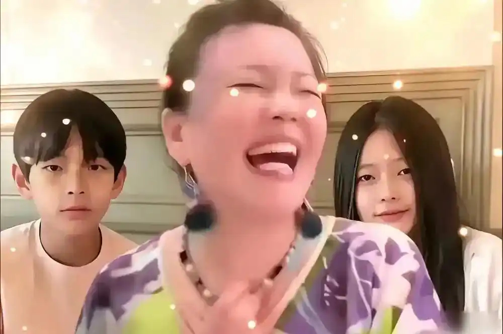 玥儿先确认爸爸来不来再亲奶奶，张兰听哭了：这孩子已经开始怕得很有教养 