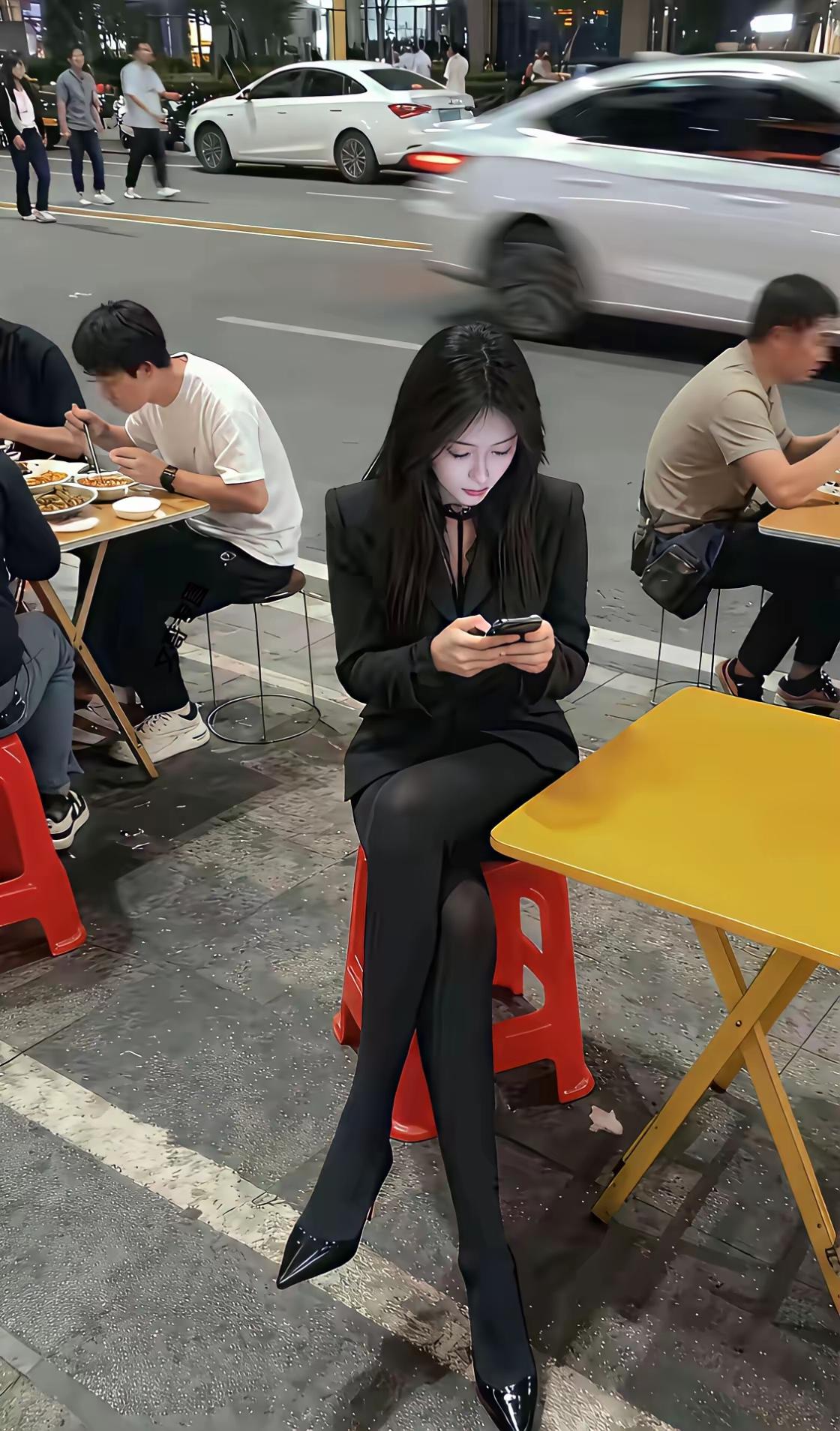 这么精致的女孩子也钟情于路边摊[捂脸][捂脸]