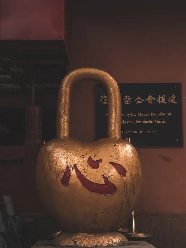 昨儿在菜市场碰见个事儿，现在想起来还挺戳心。
 
卖菜的张大姐秤完菠菜，说三块二