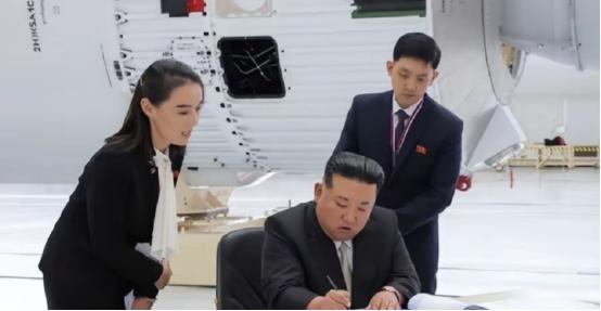 金正恩治下的朝鲜发生重大变化，事关金与正，金正恩做出决定。

麻烦看官老爷们右上