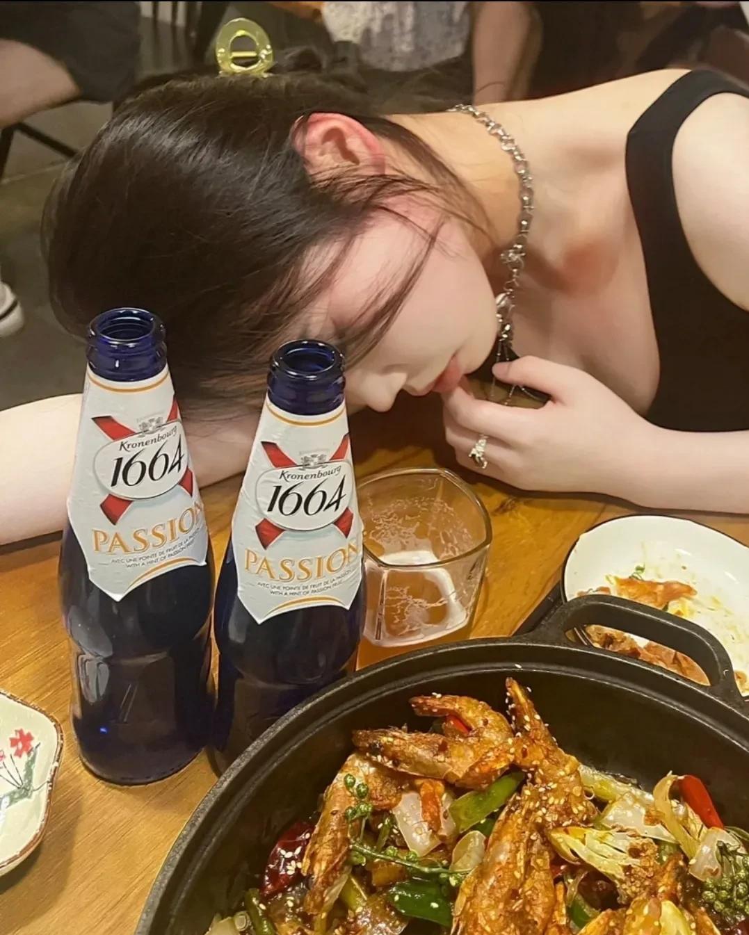 “奇耻大辱啊！”男子带老婆与亲友在饭店聚餐，席间老婆朱某喝了很多酒，处于重度醉酒