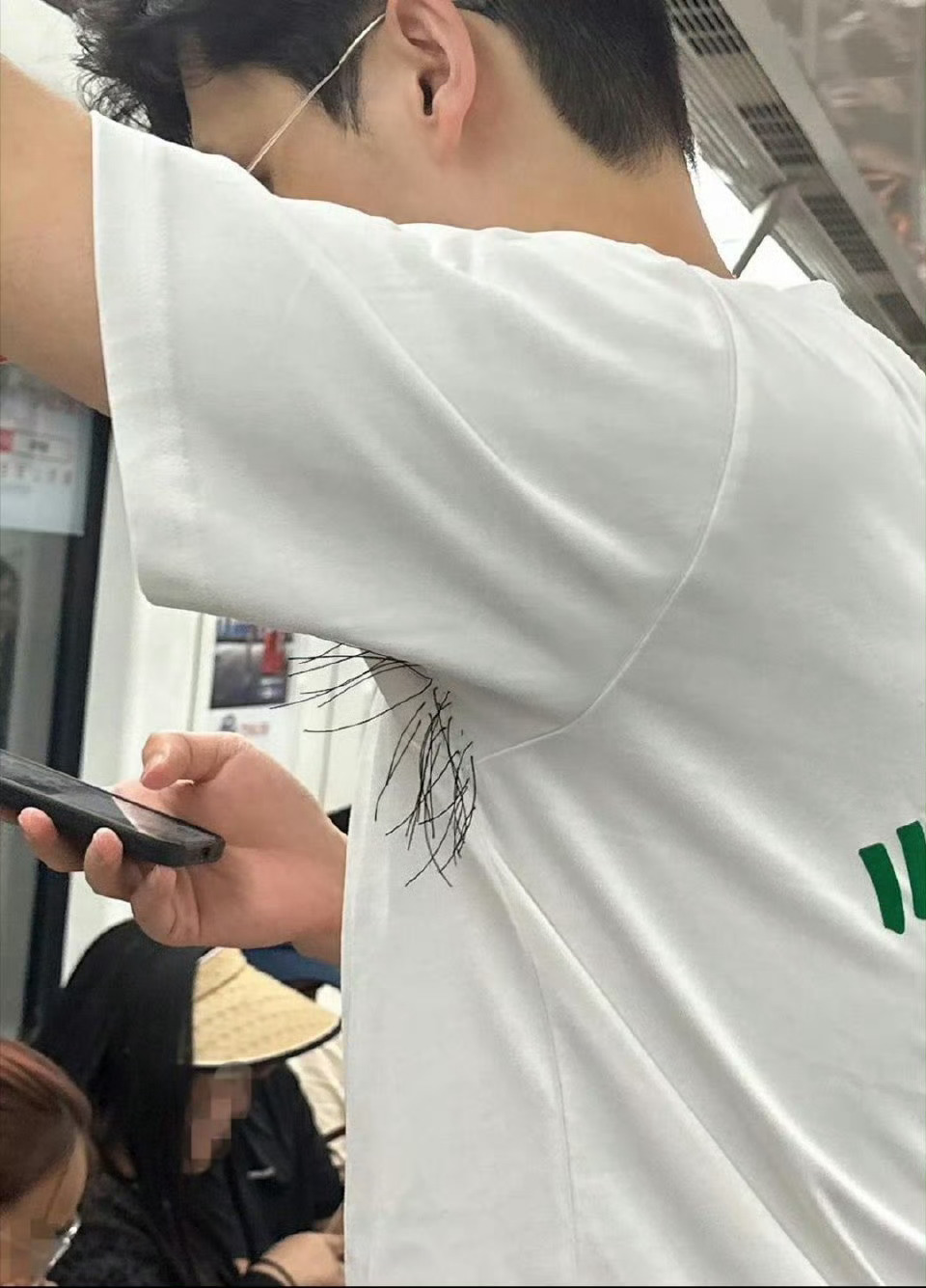 千万别惹老婆生气，和老婆吵架后，她偷偷给我衣服缝上了腋毛[泪奔] ​​​