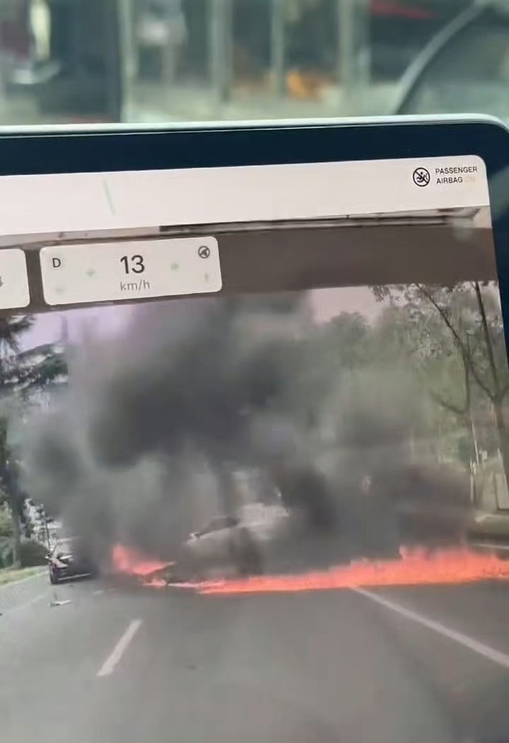 成都一汽车被追尾瞬间腾起大火卧槽这什么原因啊