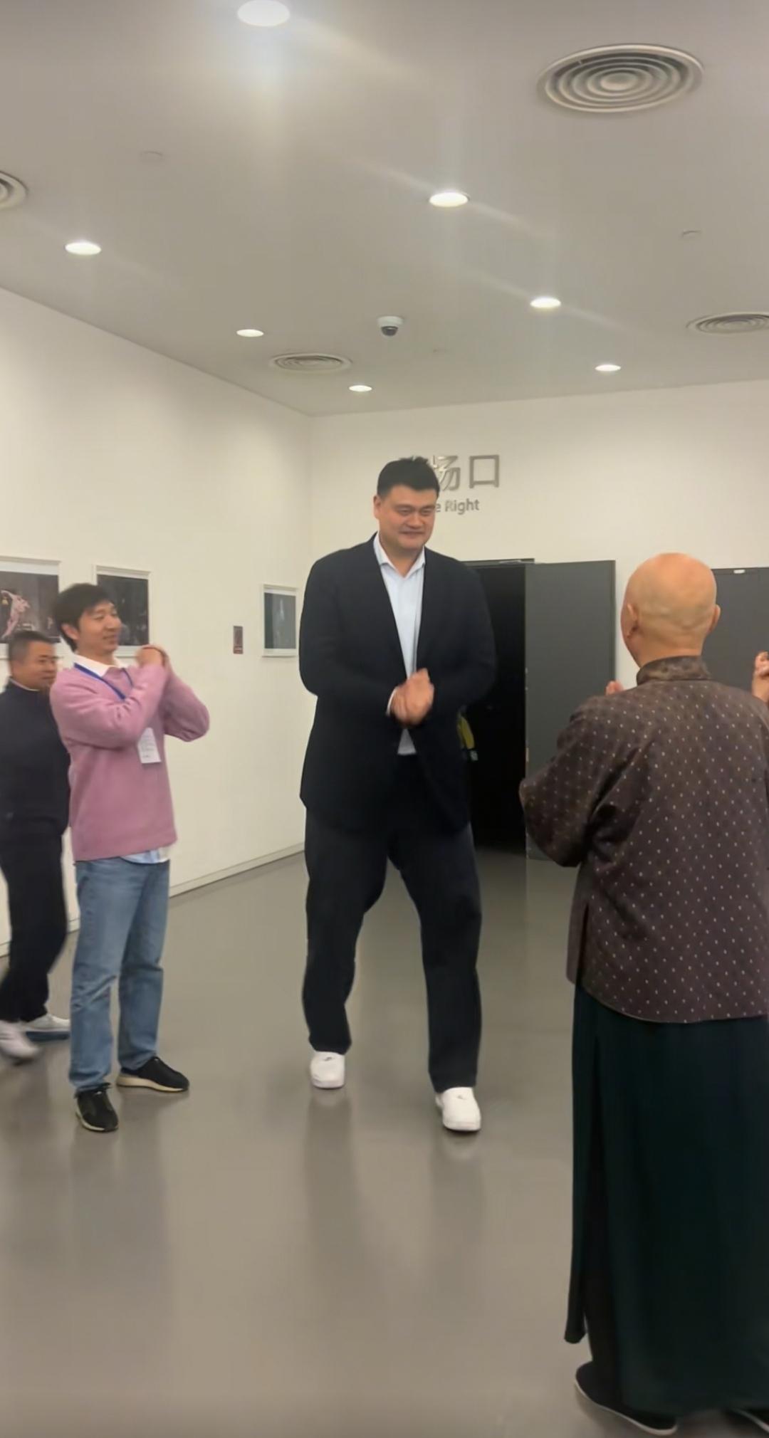 12月26日晚上，姚明现身上海保利大剧院，来看陈佩斯老师的话剧，专门尽了“地主之