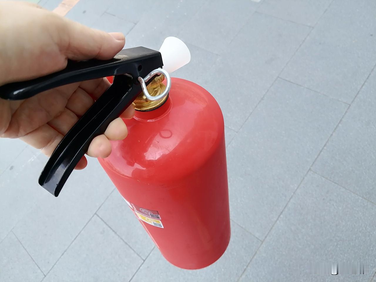 我刚刚去服务中心领了灭火器一只，然后把密码锁修改了密码，顺便问了为什么热水器没有