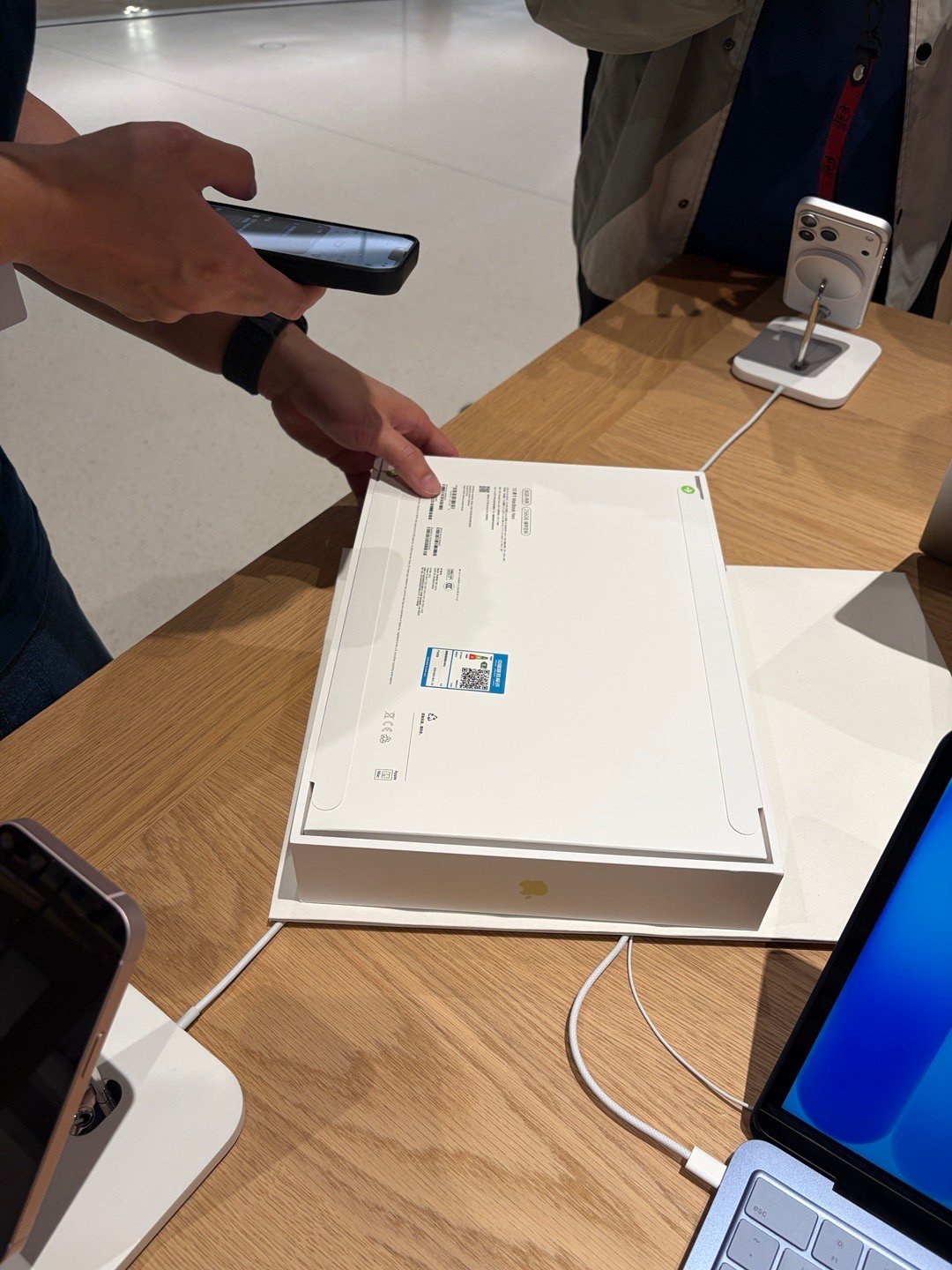 今天去苹果直营店取新买的MacBook Neo。店里人爆满，我在角落里看到一个空