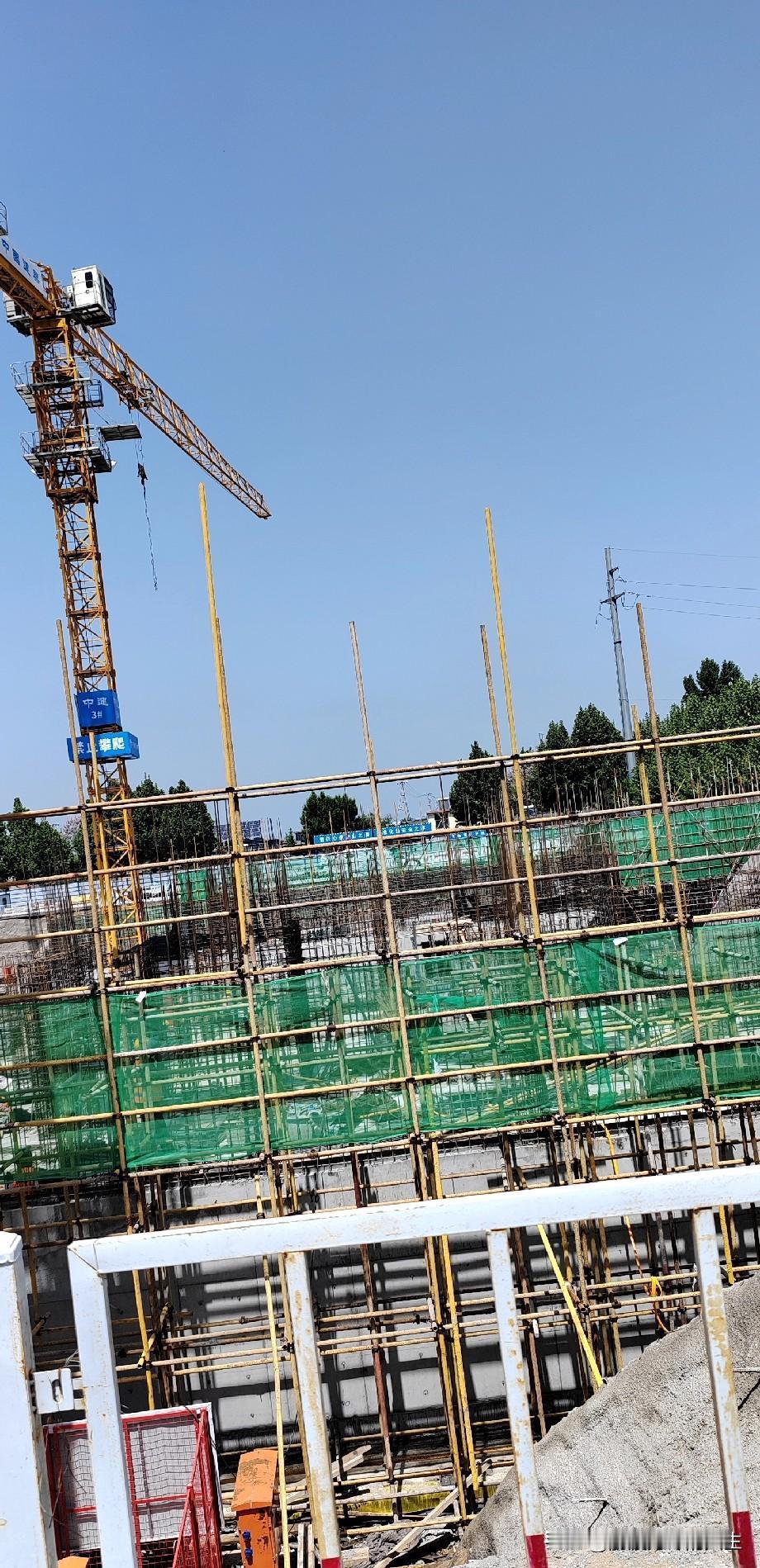 其实绑墙板的时候多雇几个钢筋工一天干完，反而比少雇几个钢筋工师傅更划算。


隔