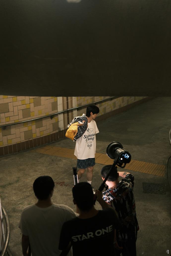 #白敬亭香港街边walk##白敬亭7月香港拍摄碎片# ​​​白敬亭的香港之行，街