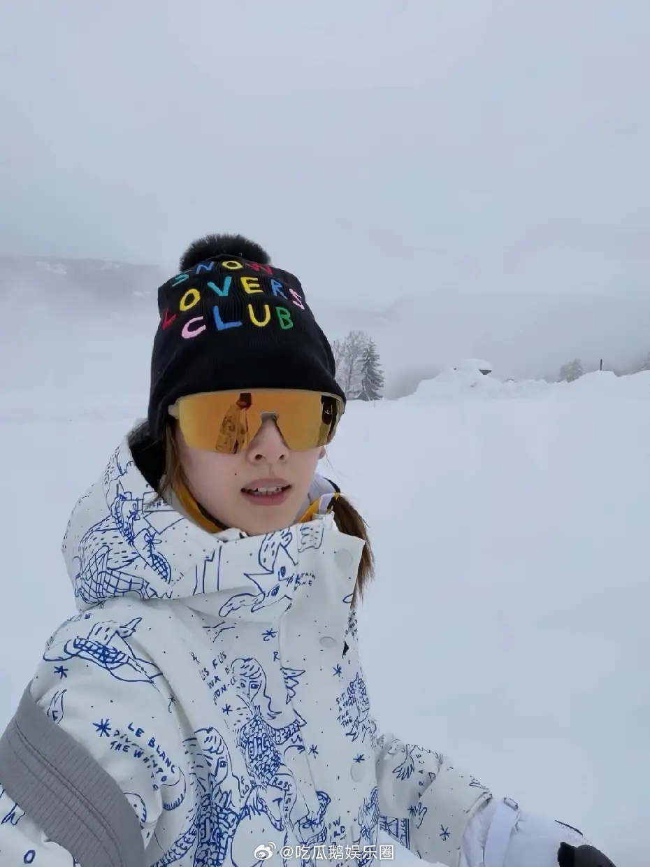 章泽天晒雪地徒步，她这些年，真的好爱户外活动！她第二期播客的嘉宾，也是攀登雪山的