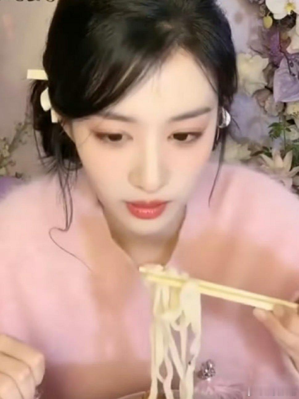 王楚然吃面面受轻伤 一定要注意安全啊！幸好是轻伤，得到了及时处理，无大障。 王楚