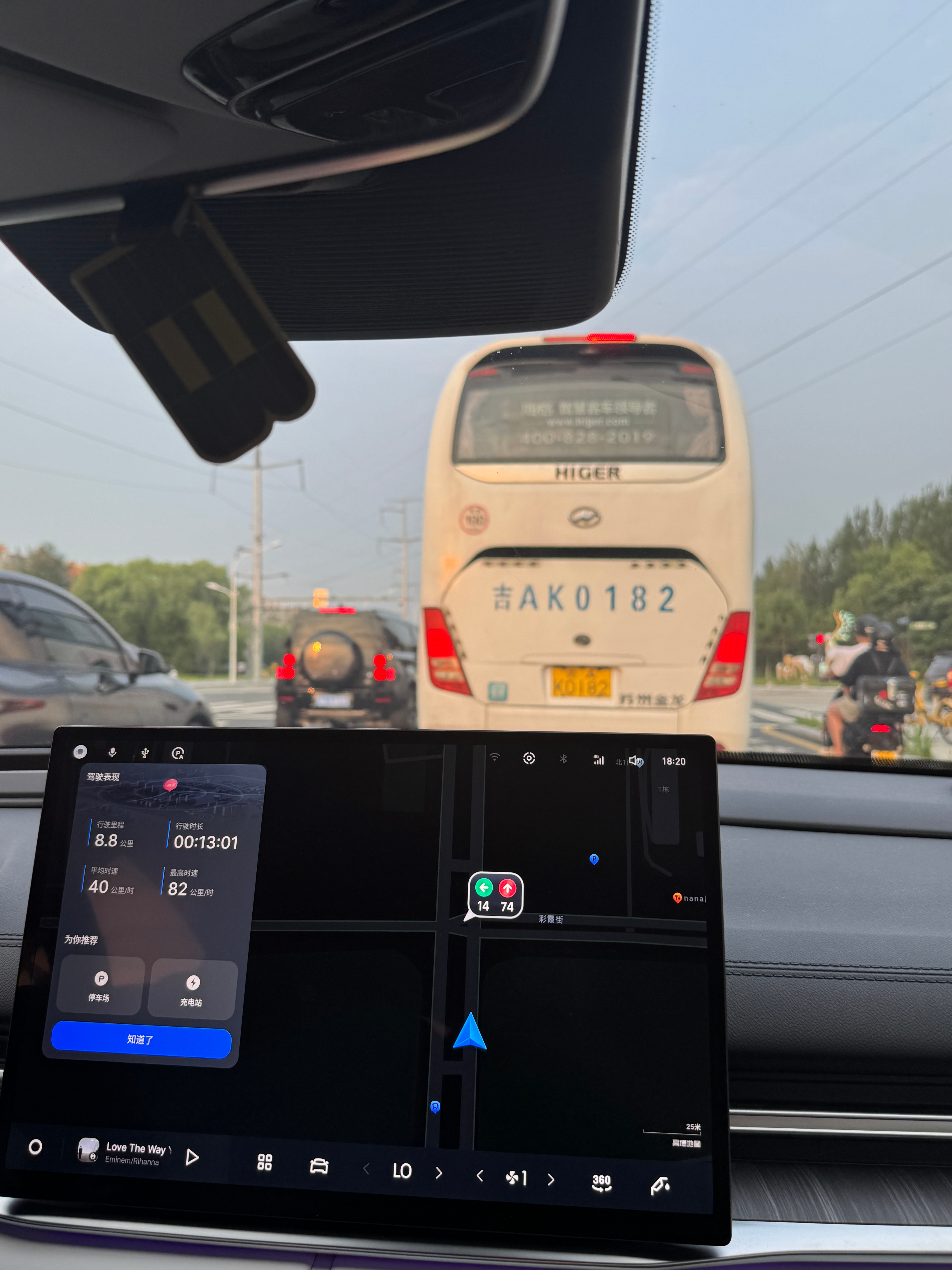 答：图片中出现几个82