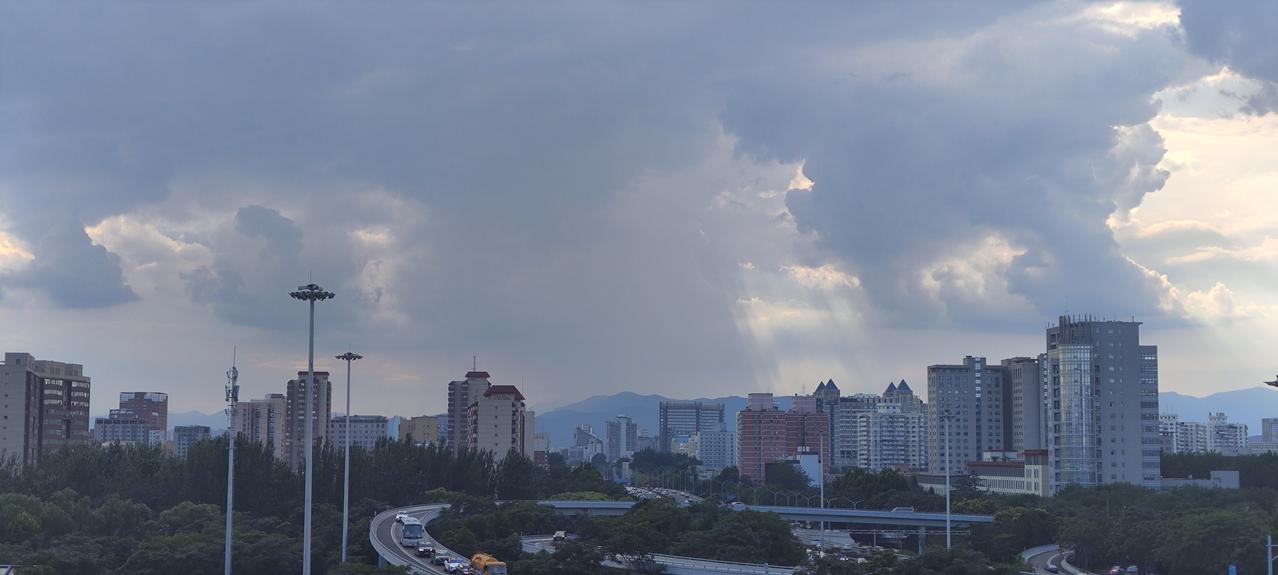 8月14日傍晚，北京天空美如画