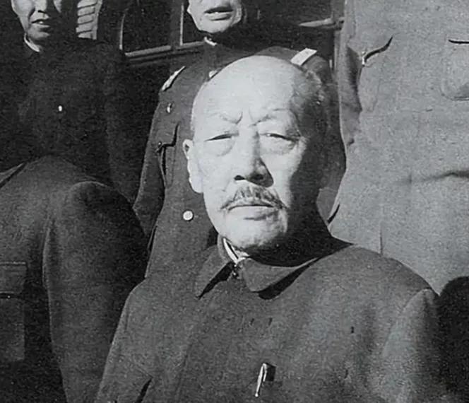 1955年深秋，抚顺战犯管理所的院子里，落叶堆了薄薄一层。84岁的张景惠正坐在石