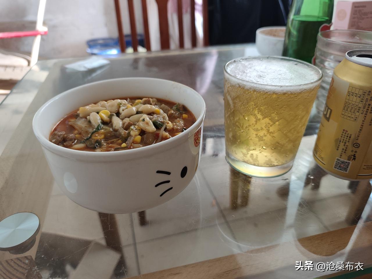 夏日生活打卡季夏天吃不下饭，一口冰啤一口饭就能吃下了。啤酒可以下饭！