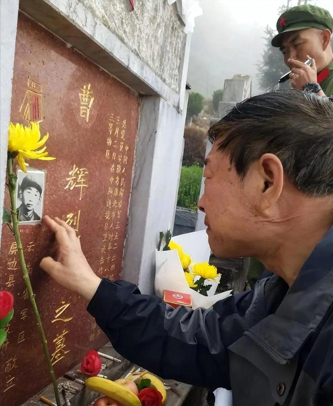 2019年，云南屏边烈士陵园，原149师副师长曹从连抚摸着儿子曹辉的墓碑。

4