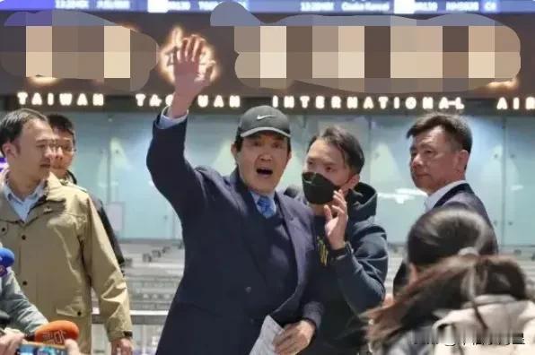 今天上午9点，马英九在台北桃园机场登上飞机舷梯启程前往“冰城”哈尔滨，74岁的马