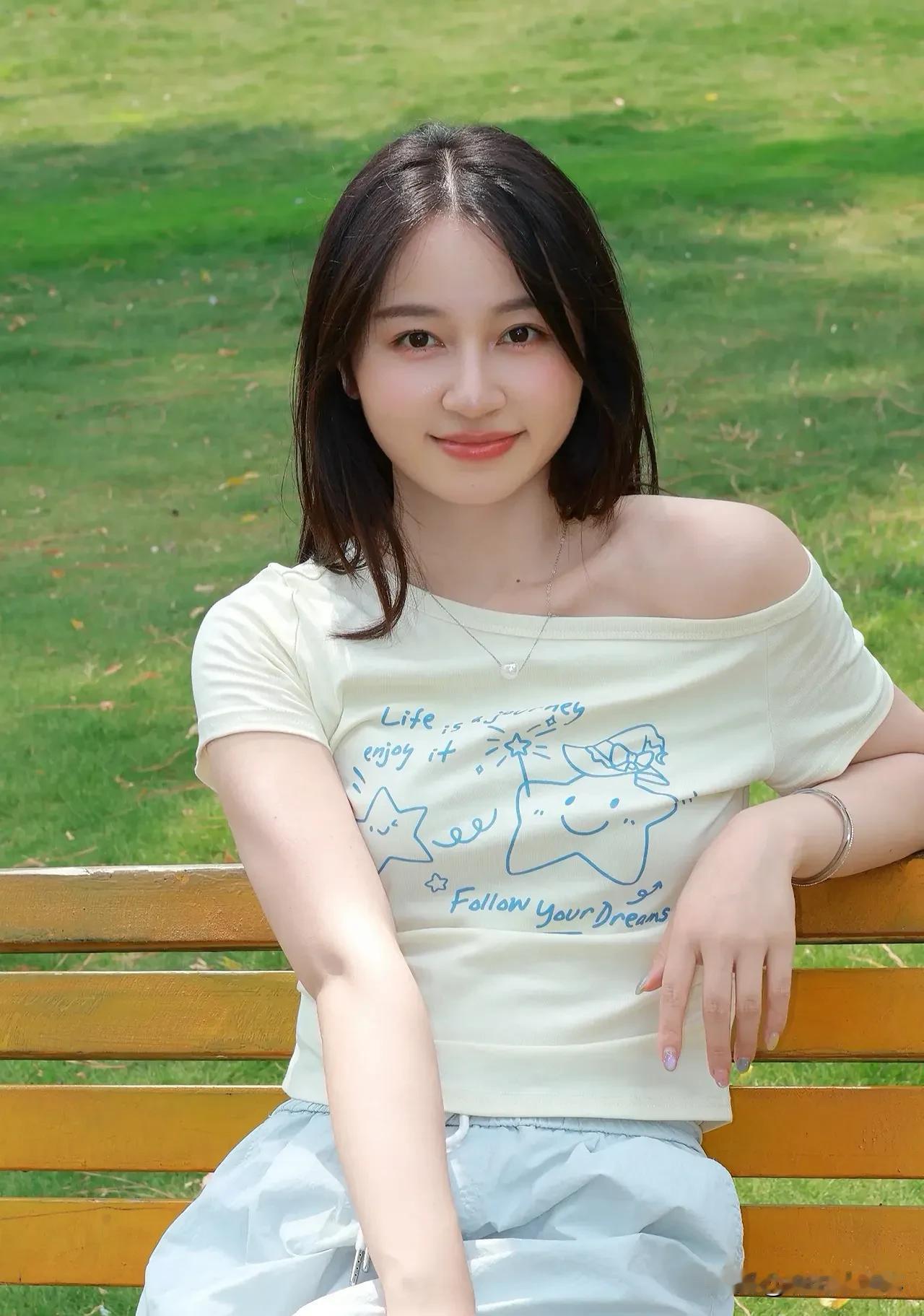公园女孩的治愈时光  
绿荫下的长椅，藏着城市的温柔。  
她捧书静坐，风翻页、