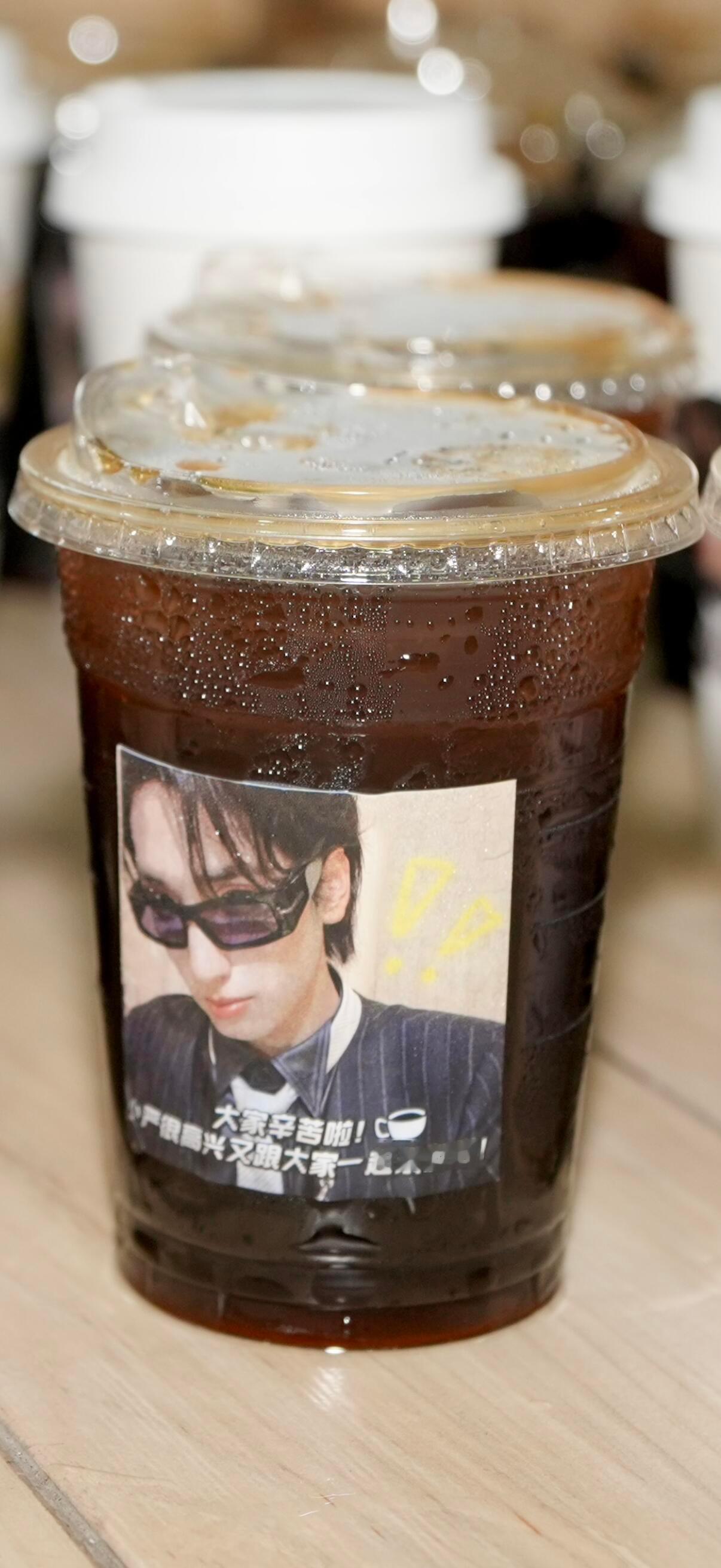 严浩翔请工作人员喝咖啡好好好我们严导又请工作人员喝咖啡了☕咖啡杯上的贴纸照片还是