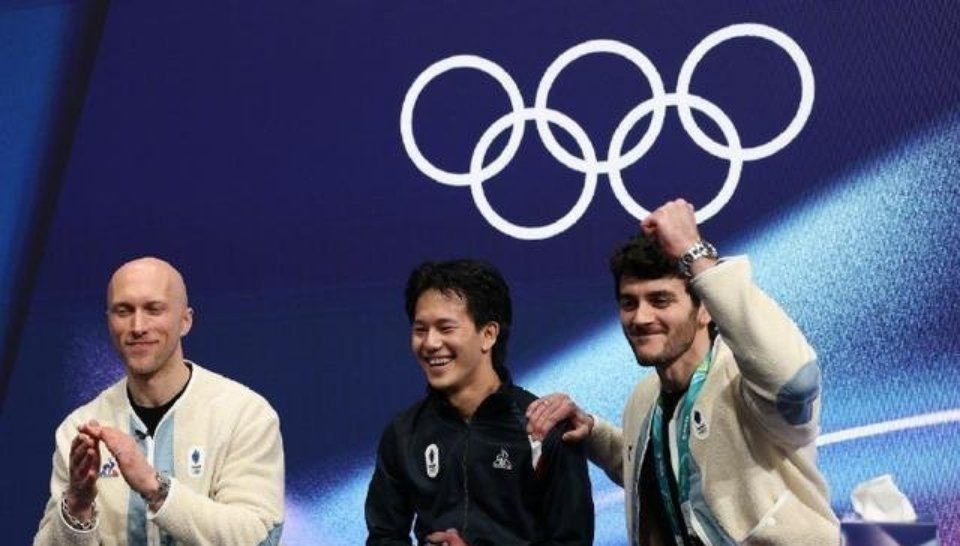 花滑编舞师冬奥赛场上演换装秀一人承包13国16名选手的编舞与指导，场边疯狂换队服