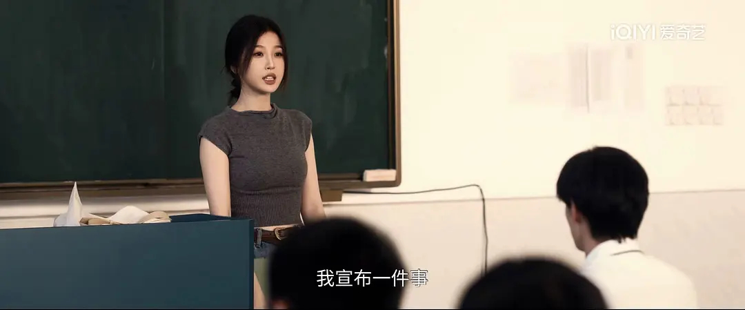 灿如繁星最让我出戏的地方是女主的穿着…完全是不符合教师着装规范，完全不像个老师就