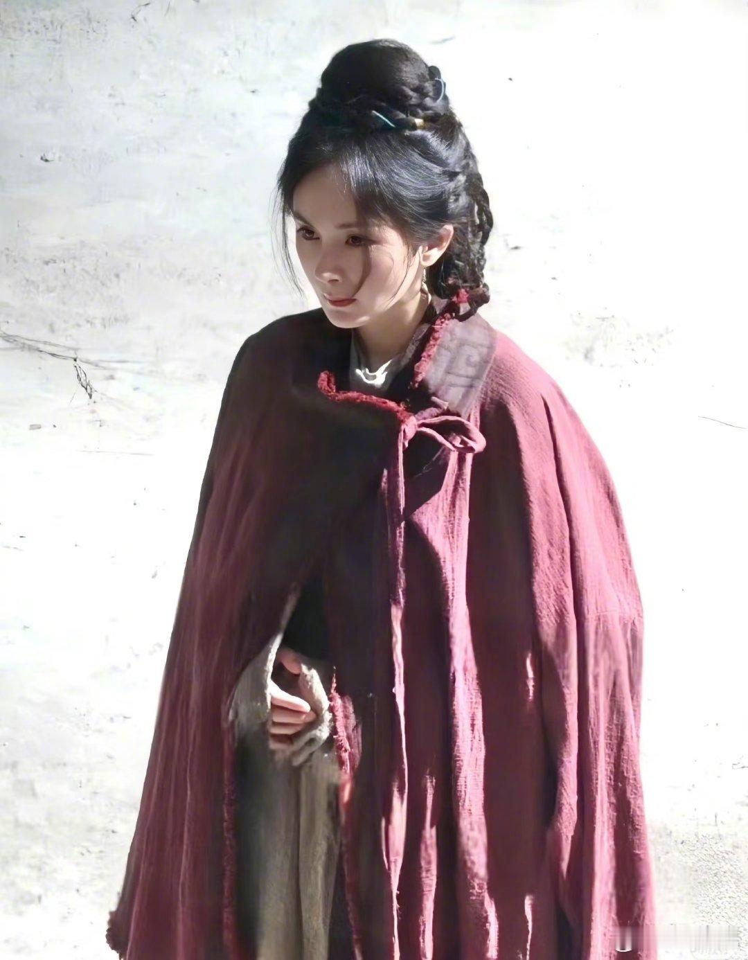 杨幂冯湮儿素衣造型 杨幂冯湮儿素衣造型路透 这一套更美诶！素素的专专的。 cr.