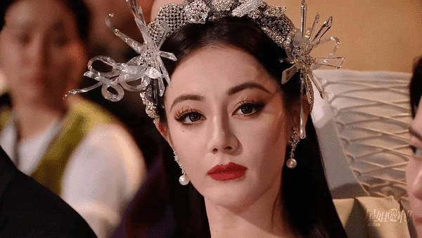 迪丽热巴新剧妆造和之前这个被吐槽的造型好像啊 ​​​