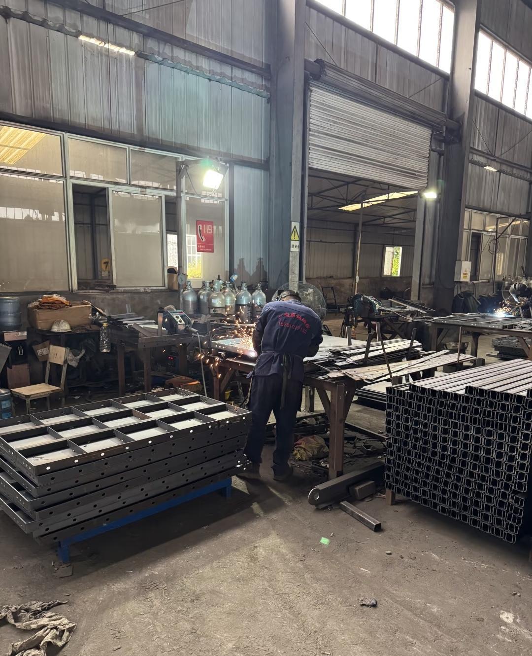 难搞了，6000元一月招不到焊工，上班时间就是早上8：00对晚上8：00，一天上