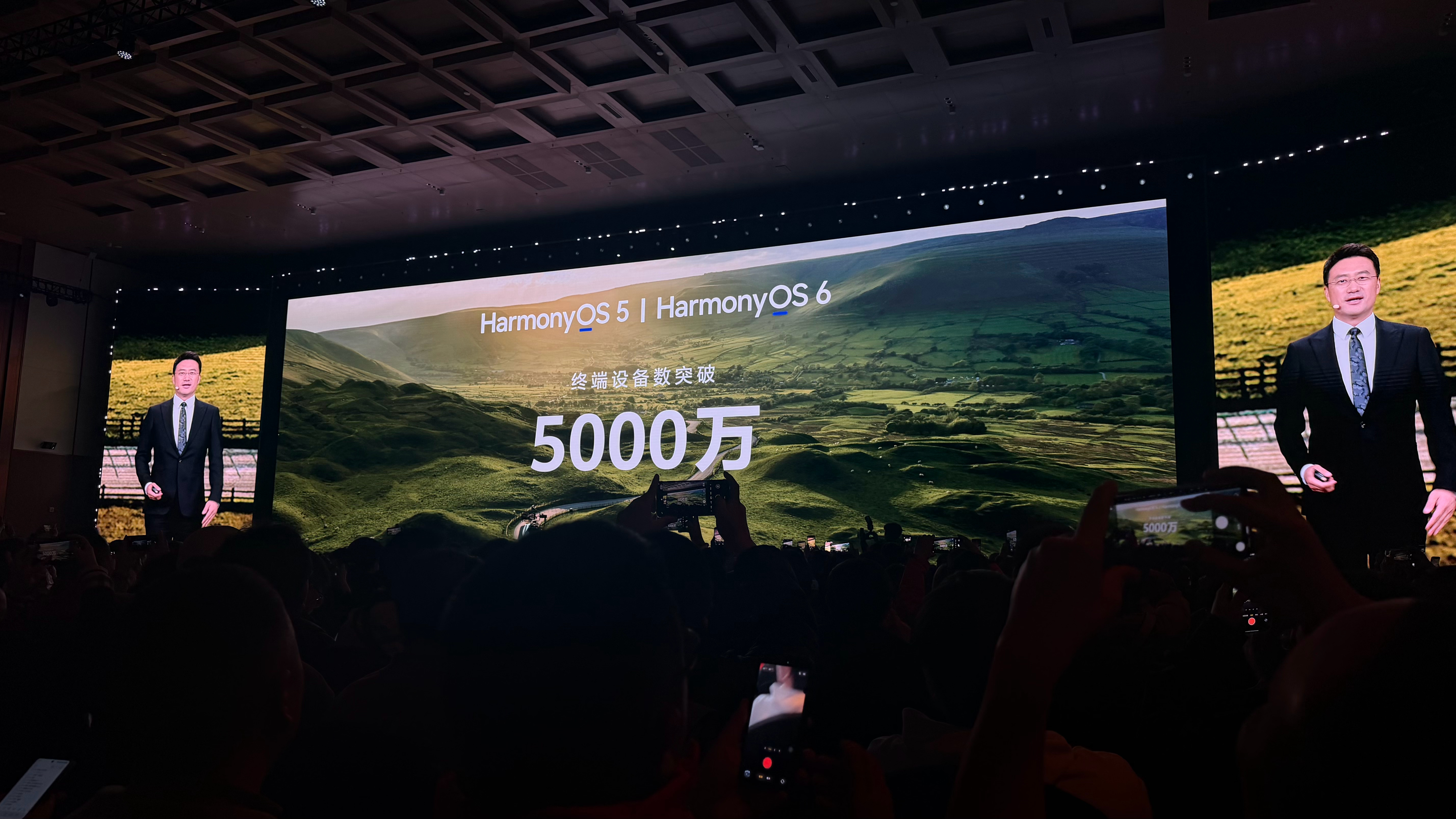 华为春季全场景新品发布会开场，华为终端BG CEO何刚先上台，先发布一波数码产品