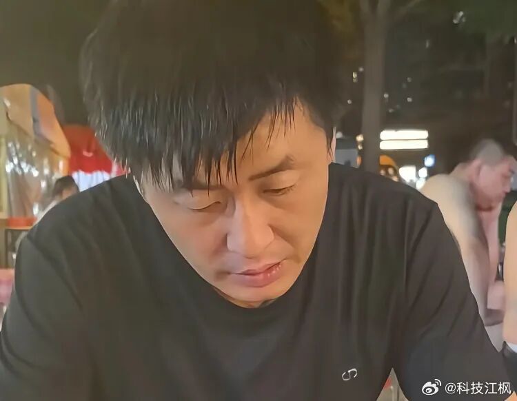 撞脸张雪峰摊主也是42岁也有女儿 在人人追逐流量变现的当下，他始终守着本心，不直
