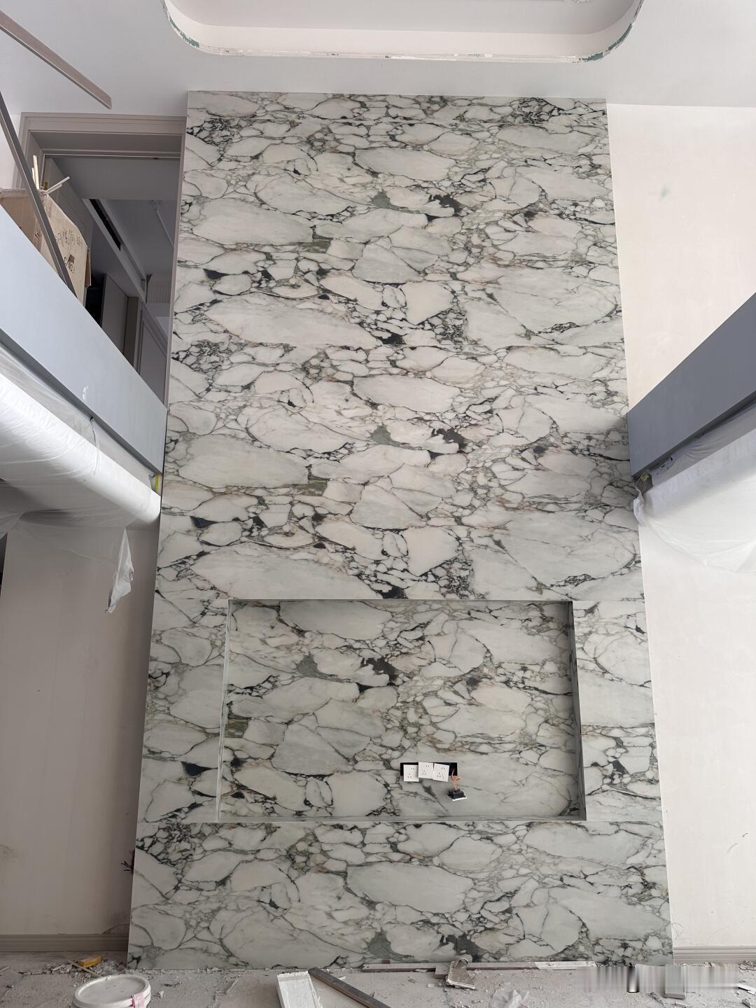 广东一女主的复式房，因电视背景墙而走红，网友：看得我眼花缭乱！
这是一套复式房，