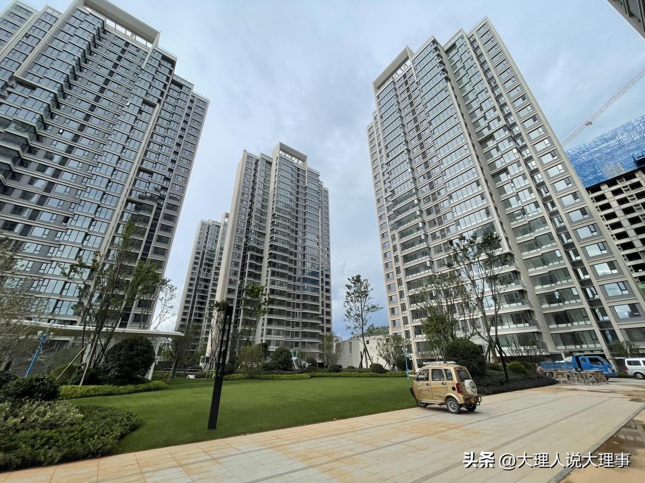 大理网民向领导反映大理慢谷小区电梯停运、没有保安、消防安全，市政污水管网无法覆盖