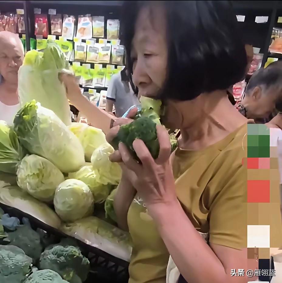 为了节省几毛钱大妈嘴啃超市的花菜根要不得

大妈在超市买菜，看到超市卖的西兰花根