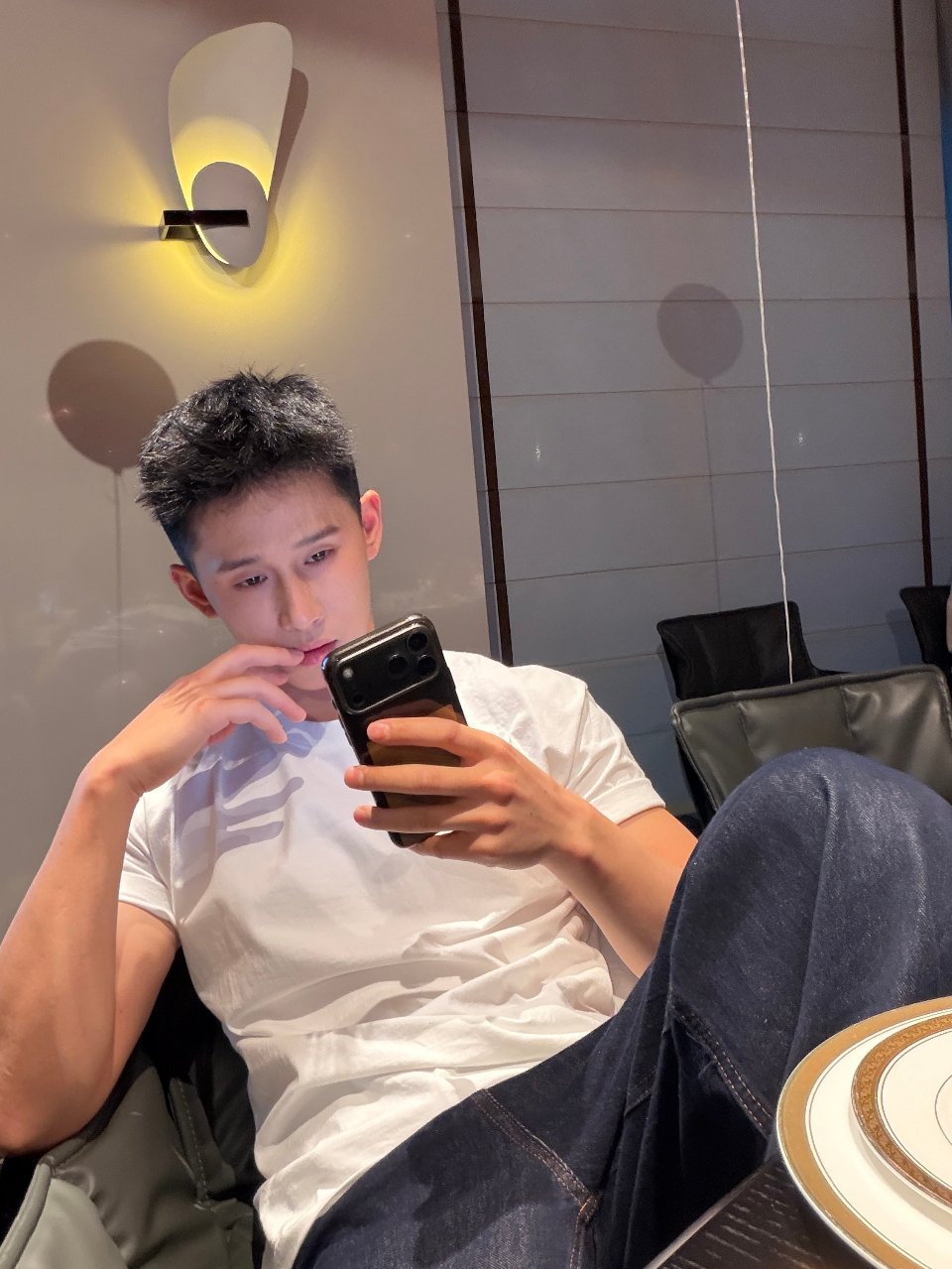 思慕社字母 妈妈打电话来说，老家院子里那棵我小时候爬过的槐树开花了。她说风一吹，
