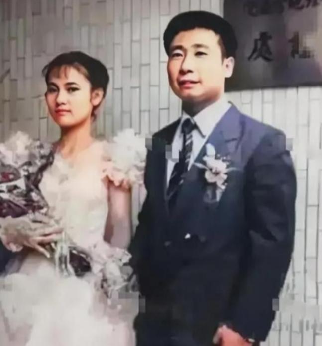 1983年，曾从大陆叛逃到台湾的飞行员王学成结婚了，婚礼上，王学成笑得非常开心，