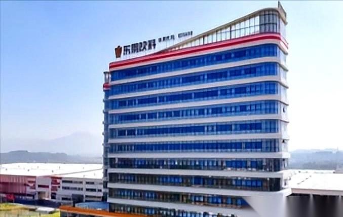 很多人都说，东鹏特饮那个老板，是把红牛的配方偷回了家。
这话不对。他根本不需要偷