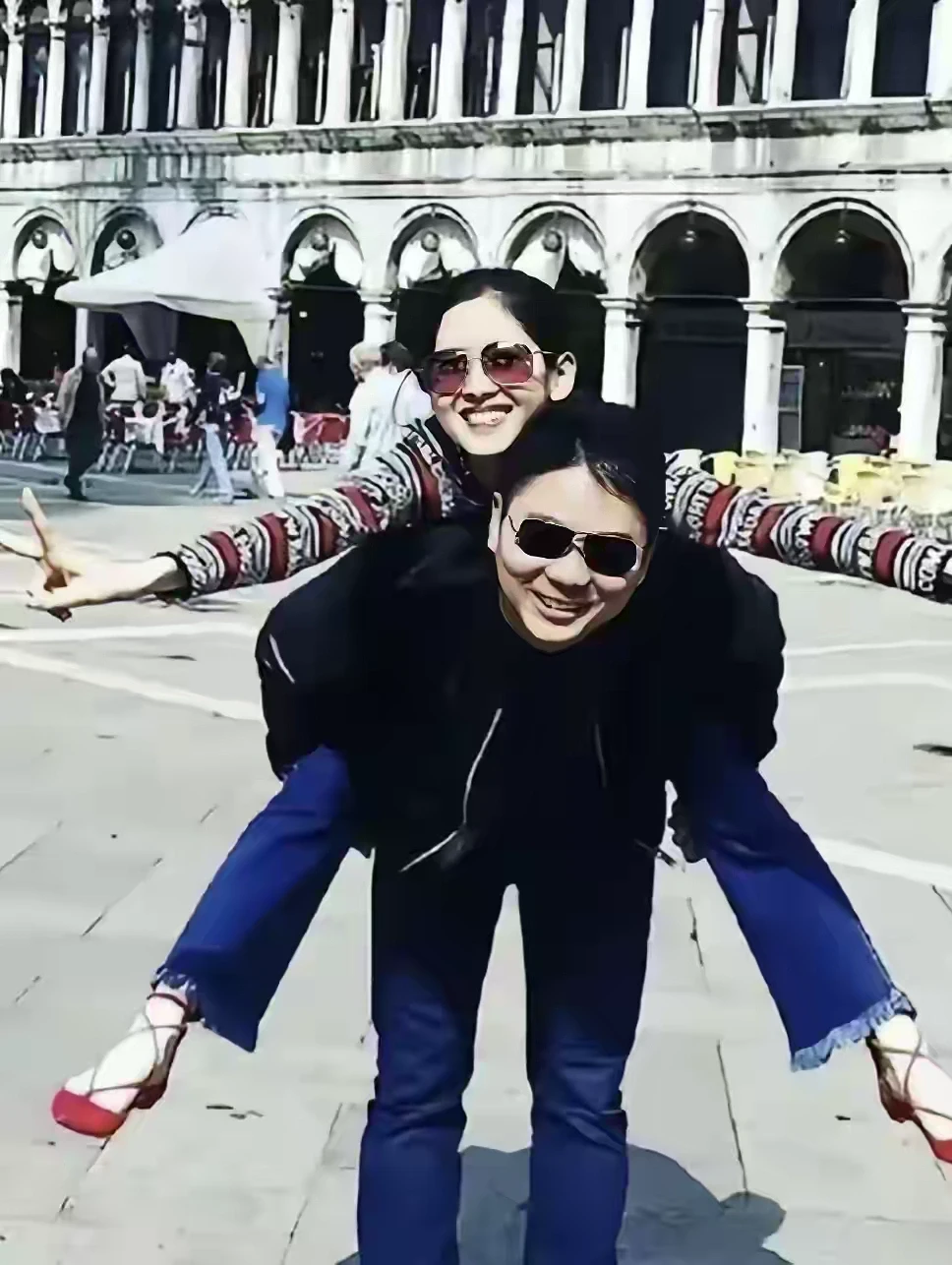 刘强东和章泽天早年的合影，这时他们刚认识不久。