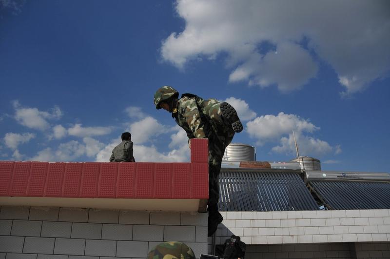  武警某支队在西藏拉萨开展“雪域尖兵”技能比武：近日，武警第二机动总队某支队在拉