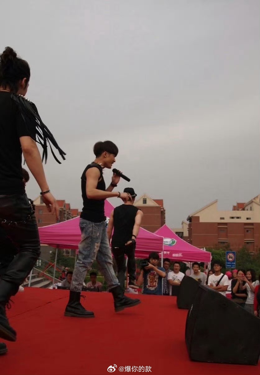 檀健次早期路演好青涩檀健次早期路演生图直出 谁懂啊！檀健次早期路演照太纯了😭黑