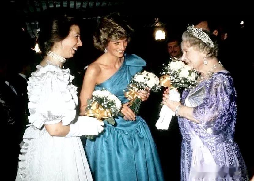 旧照片。1985年3月18日，安妮公主、戴安娜王妃、伊丽莎白王太后，在一个电影首