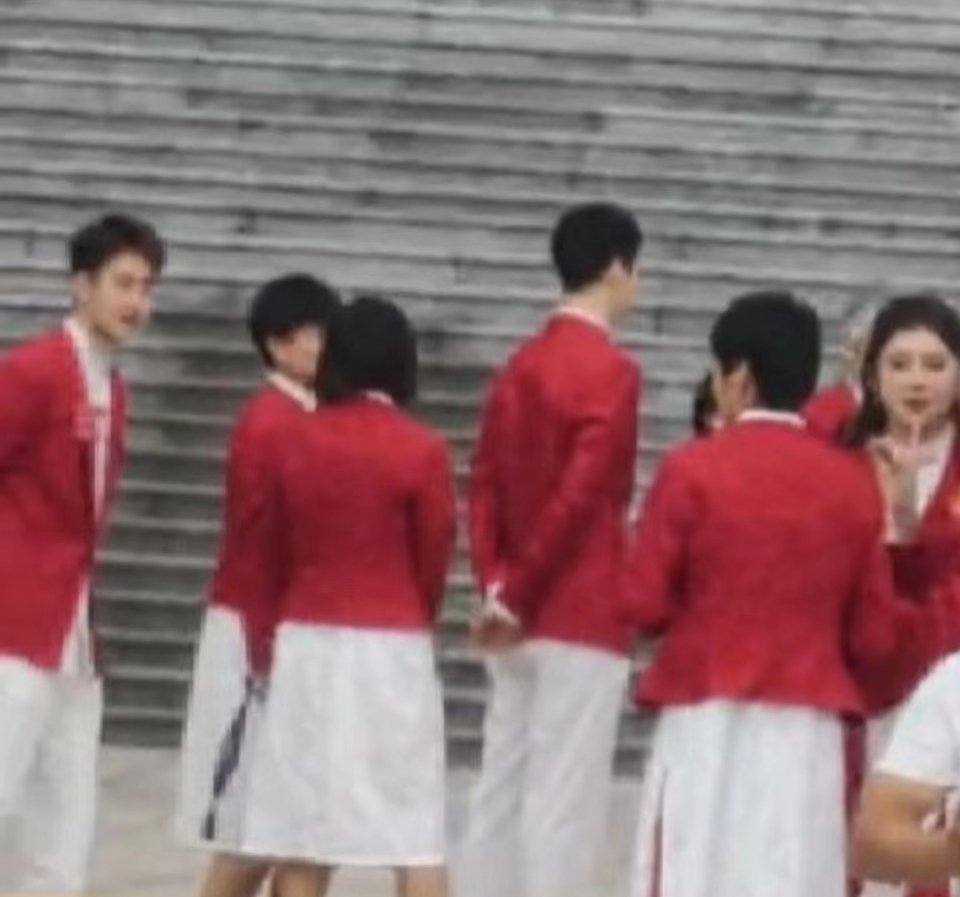 #表彰大会路透#王昶你怎么偷感好重的样子[笑而不语] ​​​