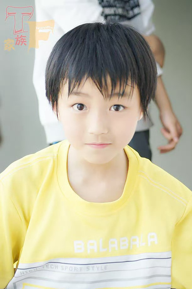 该怎么和你解释真的有人可以从小漂亮到大 ​​​