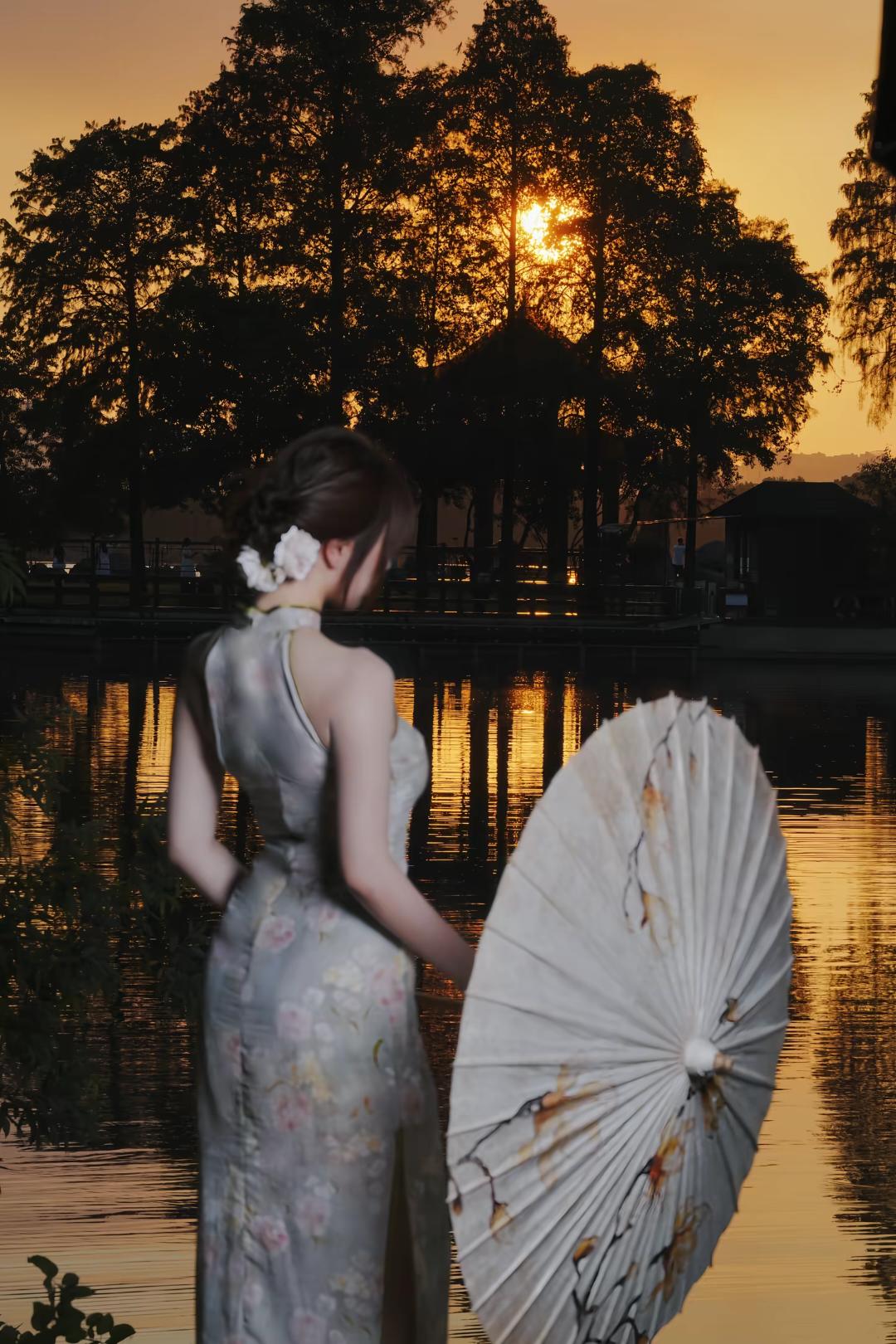 夕阳下的少女与油纸伞，唯美如画