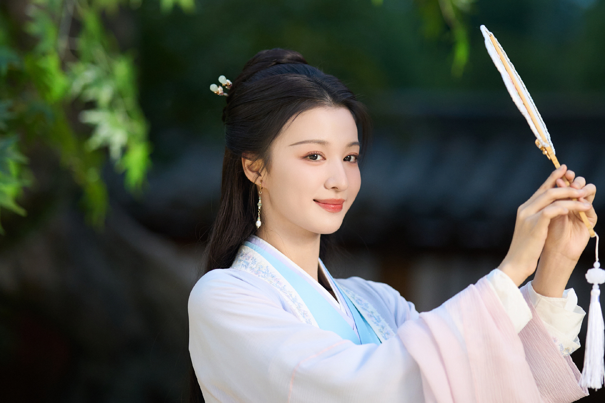 王楚然古风素衣，绿影轻摇执扇而立，轻颦浅笑如沐秋风 ​​​