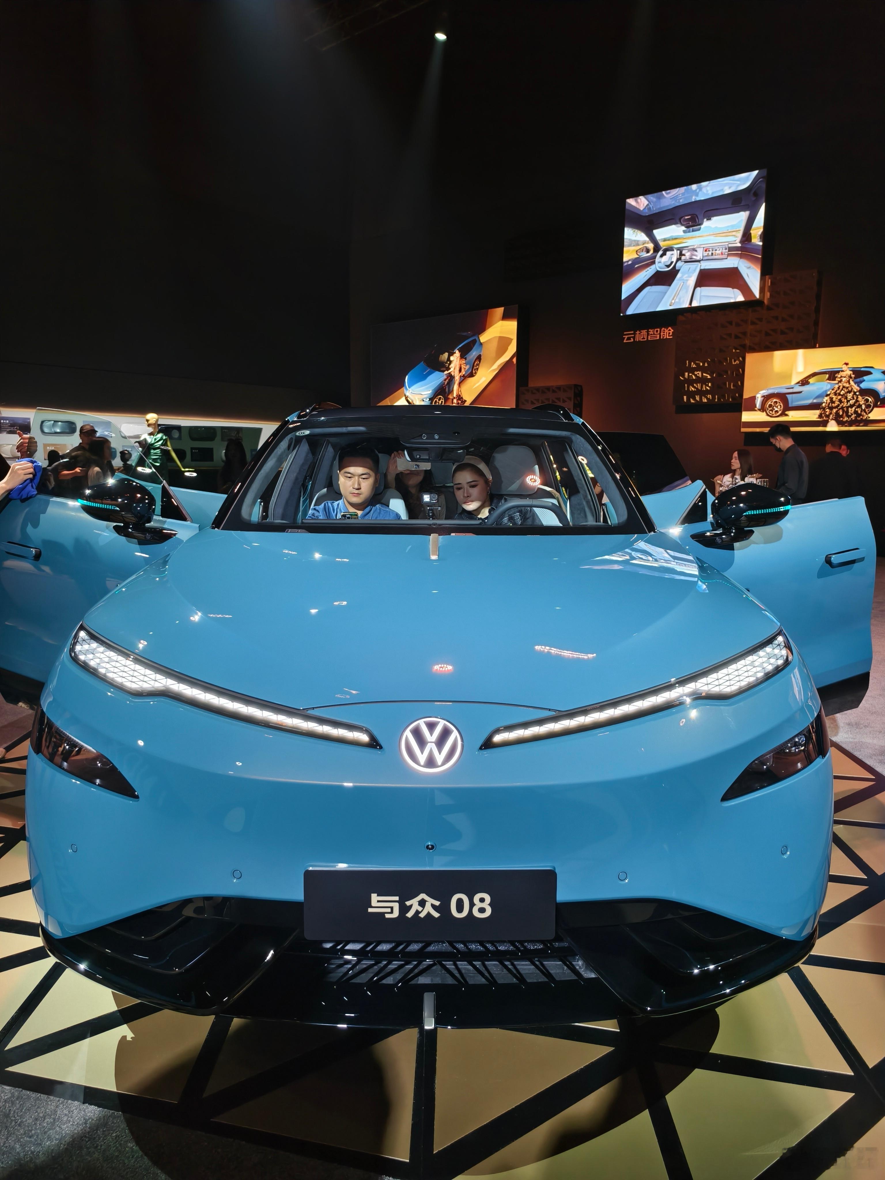 来参加大众与众08发布会，这会场布置的怪优雅的