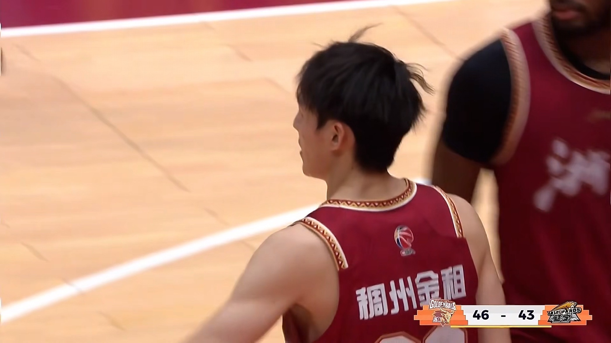 辽宁客场对浙江稠州半场比赛结束辽宁队暂时落后3分辽宁男篮