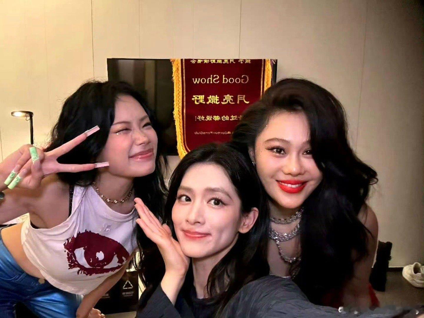 陈昊宇看万妮达演唱会 陈昊宇打卡万妮达演唱会，状态超棒！大家猜她怕在学习演唱会经