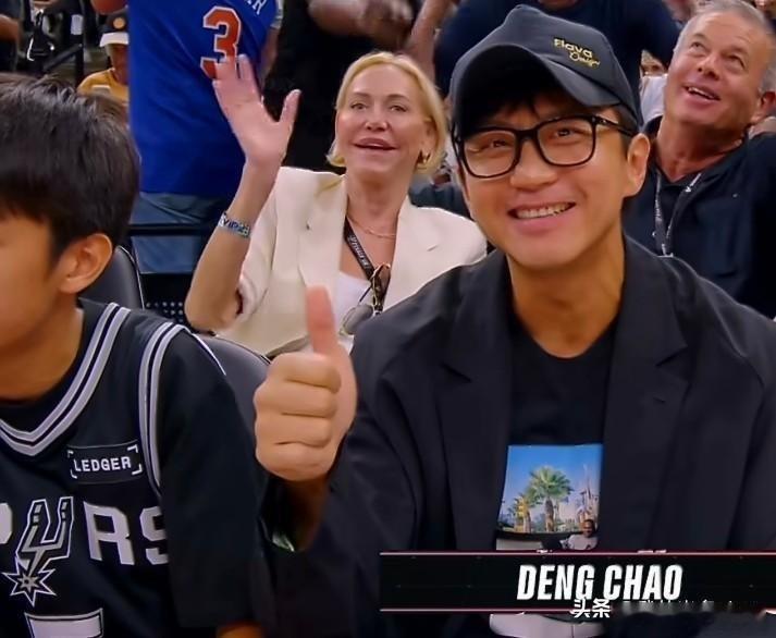 凤凰新闻邓超和儿子去美国观看NBA总决赛，父子俩一起上大屏，14岁等等太淡定了，