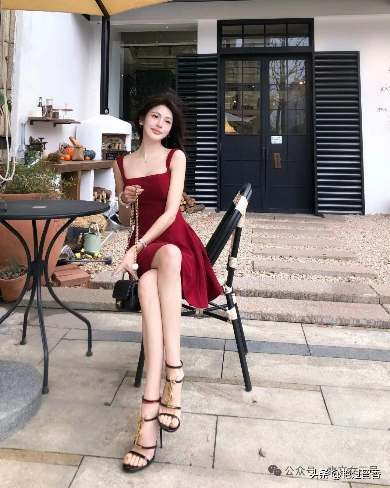 夏日红裙，优雅咖啡馆时光！怎么穿更加优雅高贵?